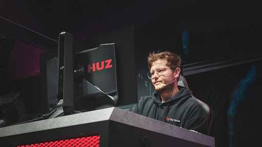 HUZ REPLAY banner