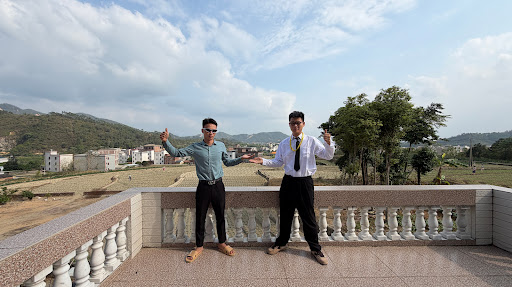 西装兄弟在农村 banner