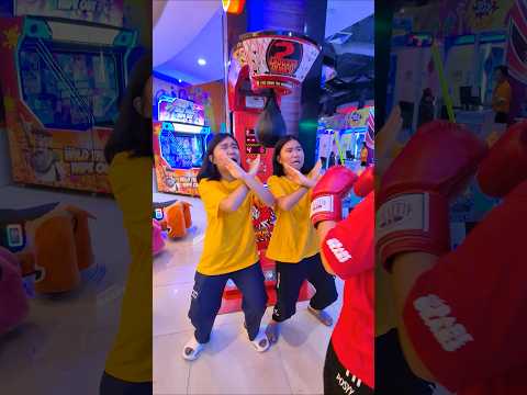 เตือนภัยอย่าบังตอนคนกำลังต่อยเครื่องวัดพลัง (Arcade punching machine) thumbnail