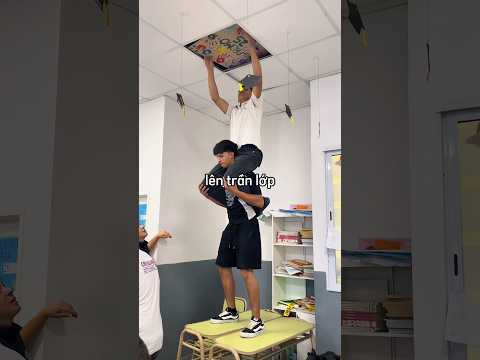 Các học sinh dùng tấm trần ở lớp để lưu giữ kỷ niệm 😳 thumbnail