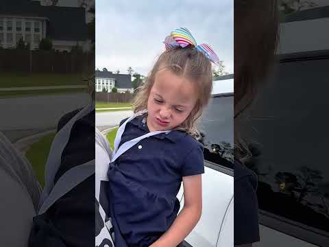 Une petite fille se réveille et découvre que son papa est à la maison 💔 thumbnail