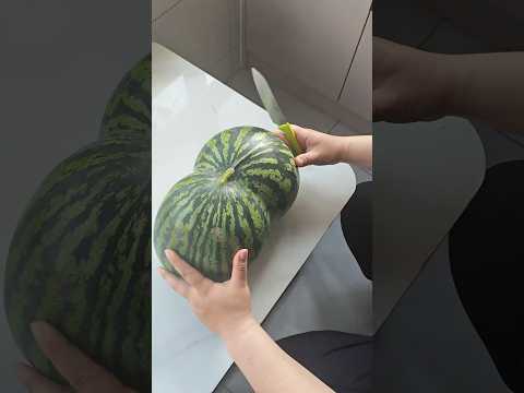 买了一颗双生瓜? #西瓜 #造型 #万万没想到 thumbnail