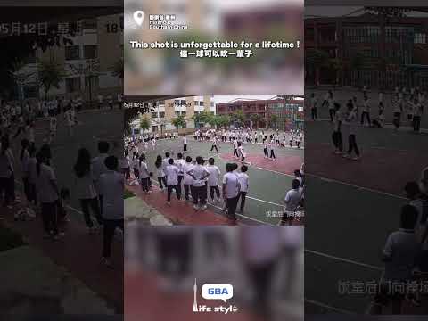 惠州初中生驚天一投！比賽最後4秒超遠3分球命中，逆轉比分翻盤。這一球可以吹一輩子。評論區說說你的高光時刻吧。#監控下的一幕 #高光時刻 #籃球 thumbnail