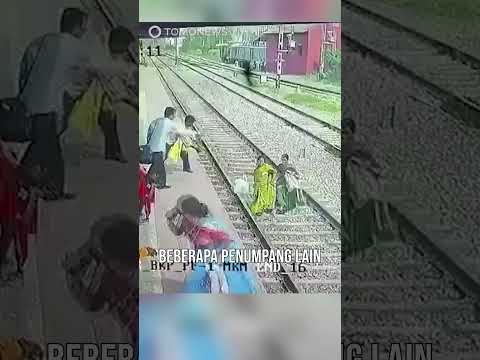 Dua Wanita Ditabrak Kereta Saat Sebrangi Rel di India #shorts thumbnail