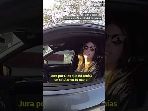 Una mujer, detenida por chatear cuando conducía, muestra que le falta una mano thumbnail