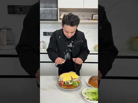 潼潼略施小计，就让爸爸给他做超大汉堡！#shorts #funny #搞笑 thumbnail
