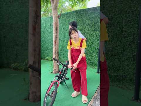 มายืนอะไรตรงนี้เนี้ย #ตลก #โบ๊ะบ๊ะshorts #พี่นาว #shorts thumbnail