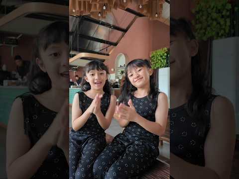 Denger Lagu ini Tahun berapa?? 😊💬 #kembar #jogetviral #trends #twins #shorts thumbnail