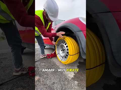 Manguera colocada en la rueda del vehículo thumbnail