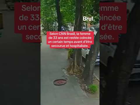 Une femme tombe dans une bouche d’égout en pleine rue à Rio de Janeiro, au Brésil. thumbnail