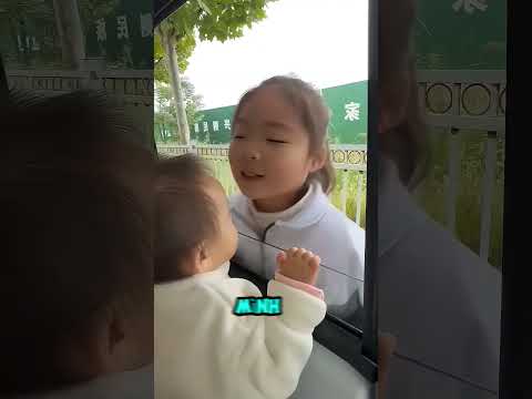Cậu em trai cuối cùng cũng được gặp chị gái mình! thumbnail