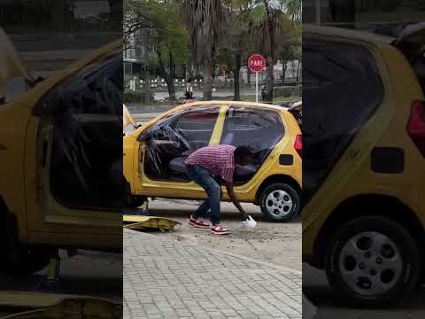 Pensei que tinha sido levado as portas do carro thumbnail