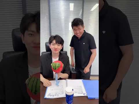 和小李总换的这波礼物真不亏 #办公室日常 #小李总和陈可星的日常 #爆笑办公室 #一定要看到结尾 thumbnail