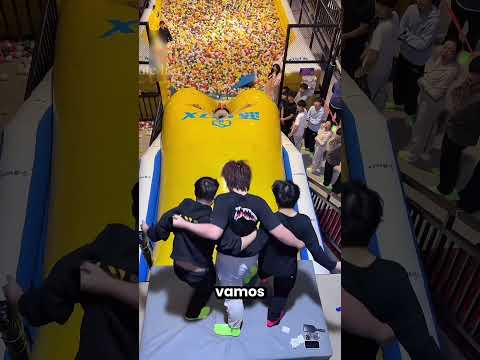 Estos Chicos Hicieron Volar A Este Gordito 🤯😂 thumbnail