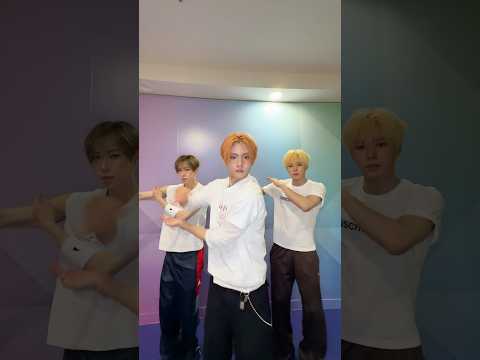 뭐해? 우리 같이 빙글빙글하기로 했잖아  🔄 #OMG!#ALPHADRIVEONE #ALD1 #알파드라이브원 thumbnail