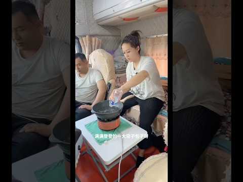 Vợ trổ tài làm bánh bao hấp dẫn cho chồng ăn bữa trưa #truckdriver #foodtruck #trucking #trucklife thumbnail
