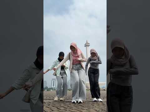 Yang celana item suruh dance sendiri aja kali ya ☺️ #fyp #pov #auress #comedy #dance thumbnail