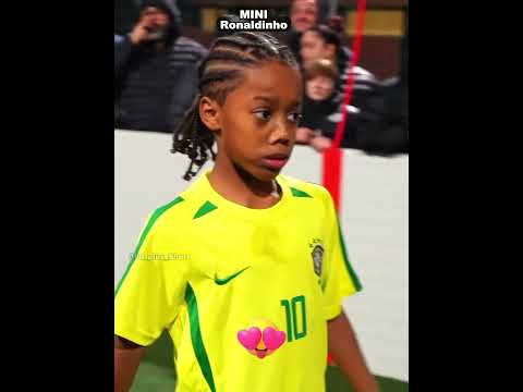 MINI RONALDINHO 😍⚽ thumbnail