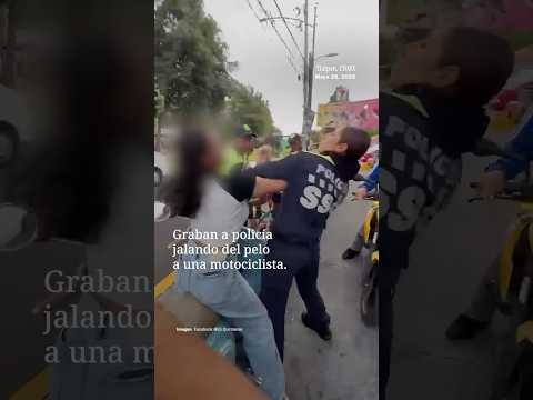 Graban a Policía Jalando del Pelo a una Motociclista en un Operativo en Tlalpan thumbnail