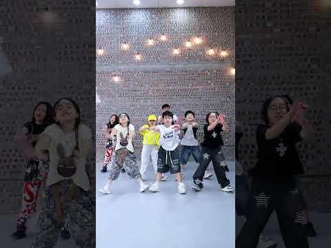 Follow us #dance #lecirque #day #nhay #minhx thumbnail
