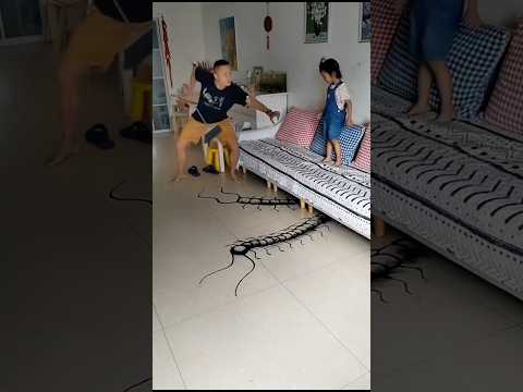 Ông bố phát hiện con rết ngoài hành tinh thumbnail