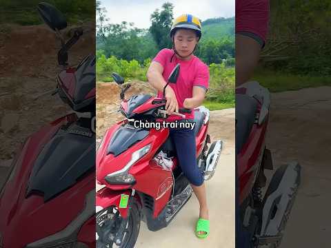 Anh chàng dùng cách thông minh để tự lái xe về nhà 😳 thumbnail