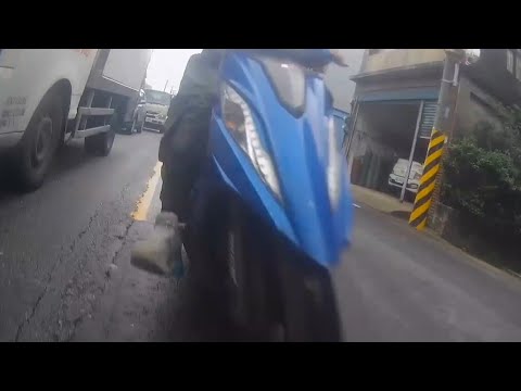 【車禍影片】天要亡我，來了顆逆向巡弋飛彈 thumbnail