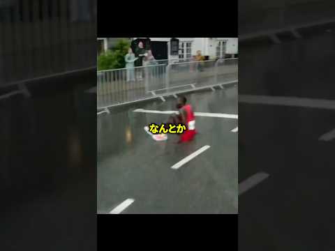 滑って激しく転倒してしまったランナーの衝撃的な展開 thumbnail