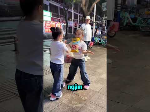 Chị Gái Nhỏ Ngậm Gói Bim Bim, Dang Tay Bảo Vệ Em Trước Mặt Bố 🥺 thumbnail
