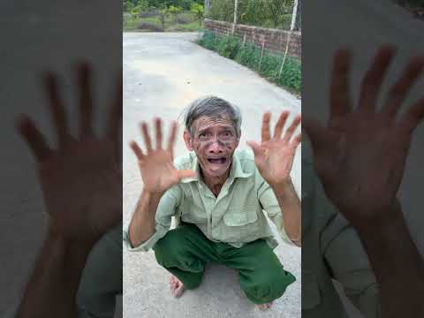 Ông nội tốt bụng bị hiểu lầm chỉ vì cố gắng giúp đỡ bé gái 💔🥺 #shorts thumbnail