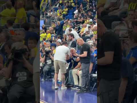 🟡🔵 Mert Hakan Yandaş, Fenerbahçe Beko x Anadolu Efes mücadelesini saha içinden takip ediyor! #shorts thumbnail