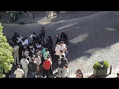Napoli, folla in via dei Mille per il TikToker che vende calzini: gli regalano anche 100 euro thumbnail