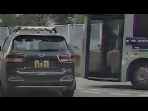  車CAM直擊 - 讓線慢慢轆出去俾巴士撞 你咩玩法？ thumbnail