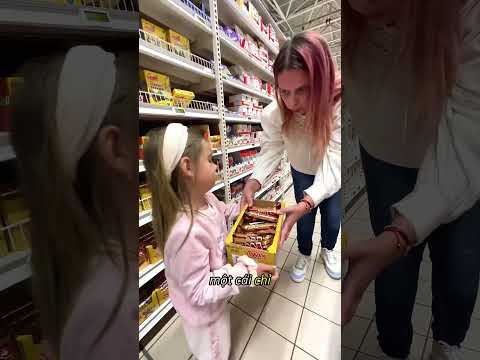 Mẹ chỉ cho cô bé mua một cái 😂 thumbnail