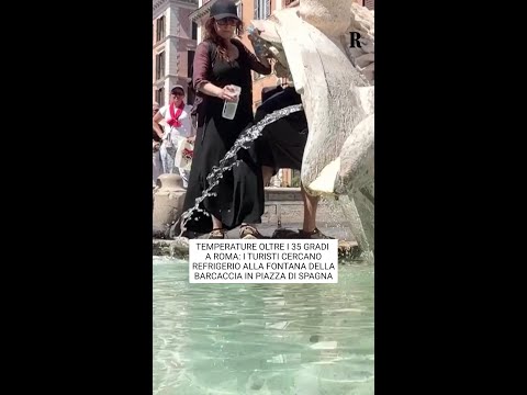 Roma, caldo da bollino rosso: la fontana della Barcaccia presa d'assalto dai turisti thumbnail