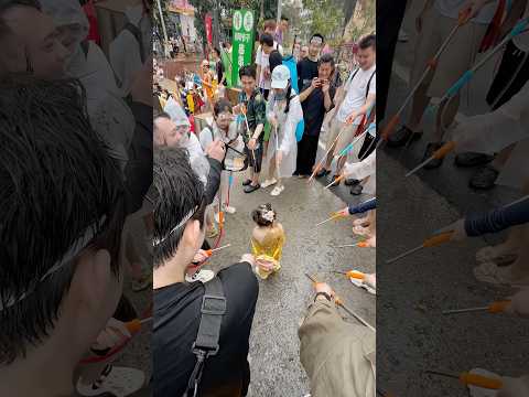 Cô bé không may lạc vào lễ hội nước thumbnail