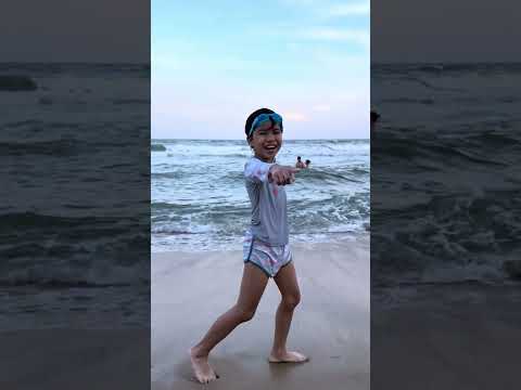 LNS - Con gái nhỏ tốt bụng giúp đỡ người khó khăn || Kind girl help the girl #shorts thumbnail