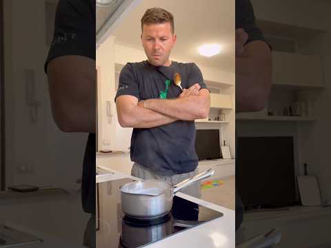 In cucina: uomini vs donne ￼😁🙈🤣 #vitadicoppia #funny #comedy #risate #prank #comics #humor thumbnail