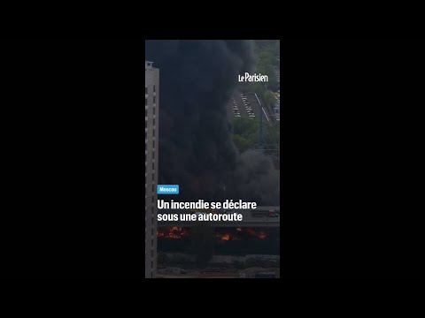 Moscou : un incendie impressionnant sous une autoroute thumbnail