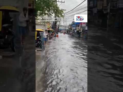 Isang kalsada sa Valenzuela City, nagmistulang dagat dahil sa pagbaha | YouScoop+ thumbnail