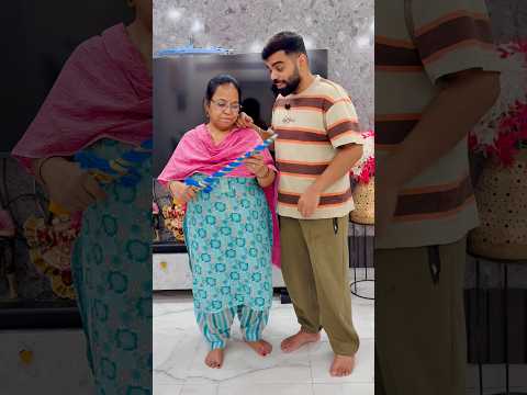 Mummy apple cut kardo #gauravaroravlogs #youtubeshorts #shorts thumbnail
