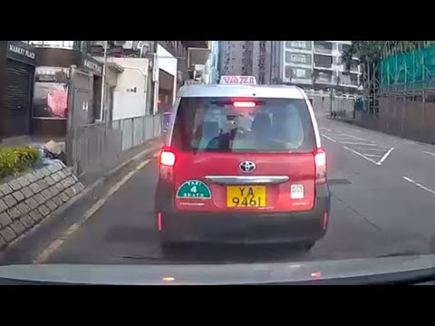 車CAM直擊 - 的士狗讓線直衝唔知衰仲玩急煞  thumbnail