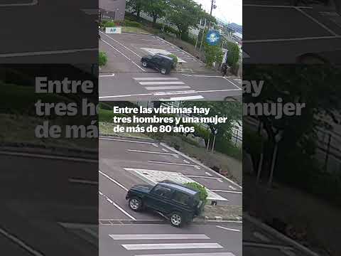 ¡Al ataque! Oso ataca a 4 personas en Japón; cámaras captan persecución #shorts thumbnail