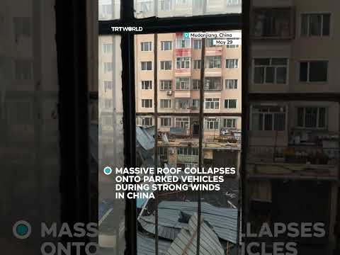 Massive roof collapses onto parked vehicles during strong winds in China thumbnail