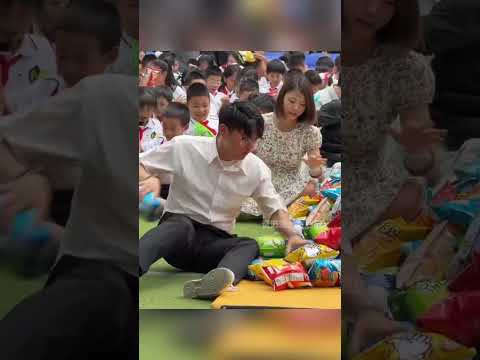 后面的小朋友：日子怎么会跟谁过都一样呢#六一儿童节 #学校 #搞笑 #抢零食大赛 #流水线 thumbnail