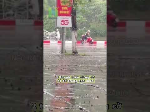 2 thanh niên dựng cờ bị đổ trong cơn mưa thumbnail
