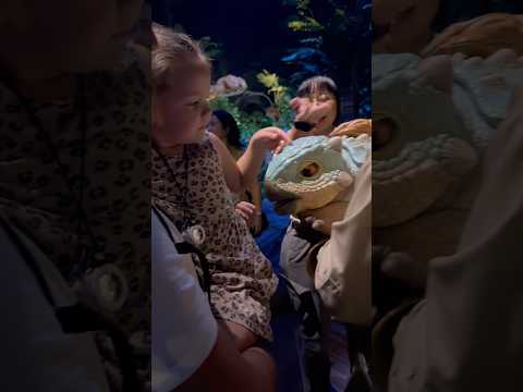 Jagade av dinosaurier 🦖 #jurassicworld #experience #bangkok #shorts thumbnail
