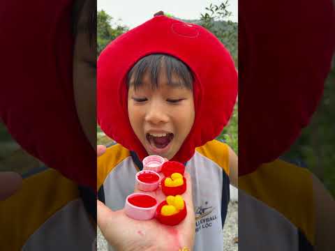 Cô bé ngoan ngoãn ăn kẹo cầu vồng và uống Coca-Cola rất ngon miệng. #vui #kẹo #thứcăn #dễthương thumbnail