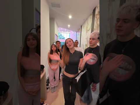 Los únicos 🧦que tiene 😜 #sofiavela #tiktok #shorts #viral #sofia #baile #brandonvela thumbnail
