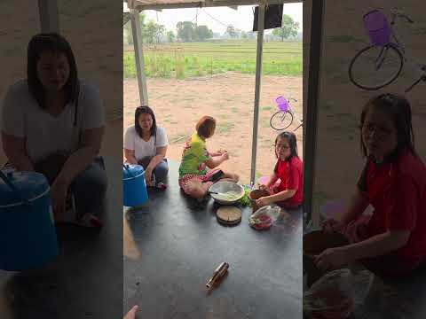 อ้ายเอาน้ำมาให้กินย่านเทอหิ้วน้ำเย็นใส่น้ำแข็งเรียบร้อยกินได้เลยครับ #funny #ขึ้นหน้าฟีด thumbnail